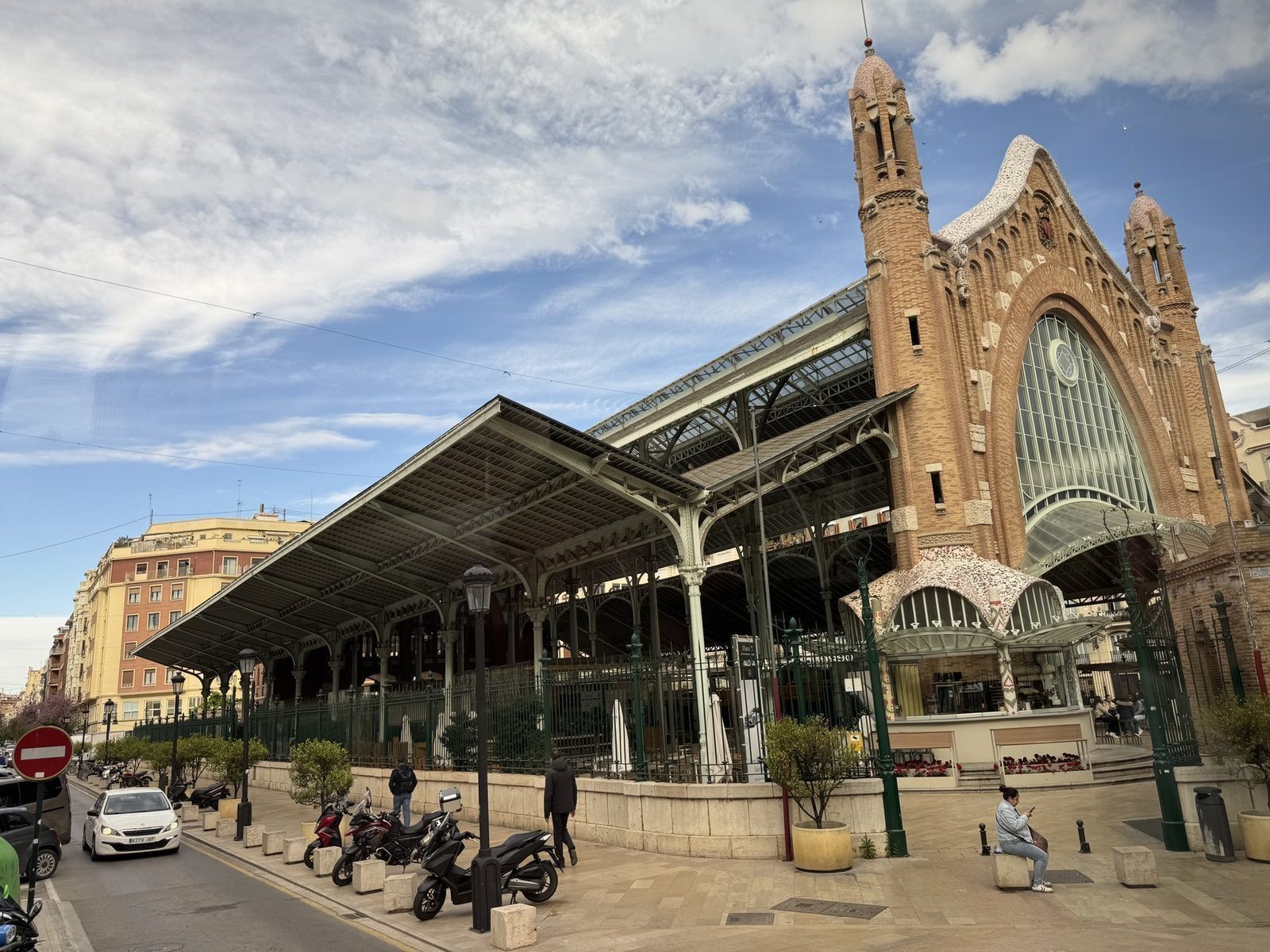 Markthalle mit historischem Turm