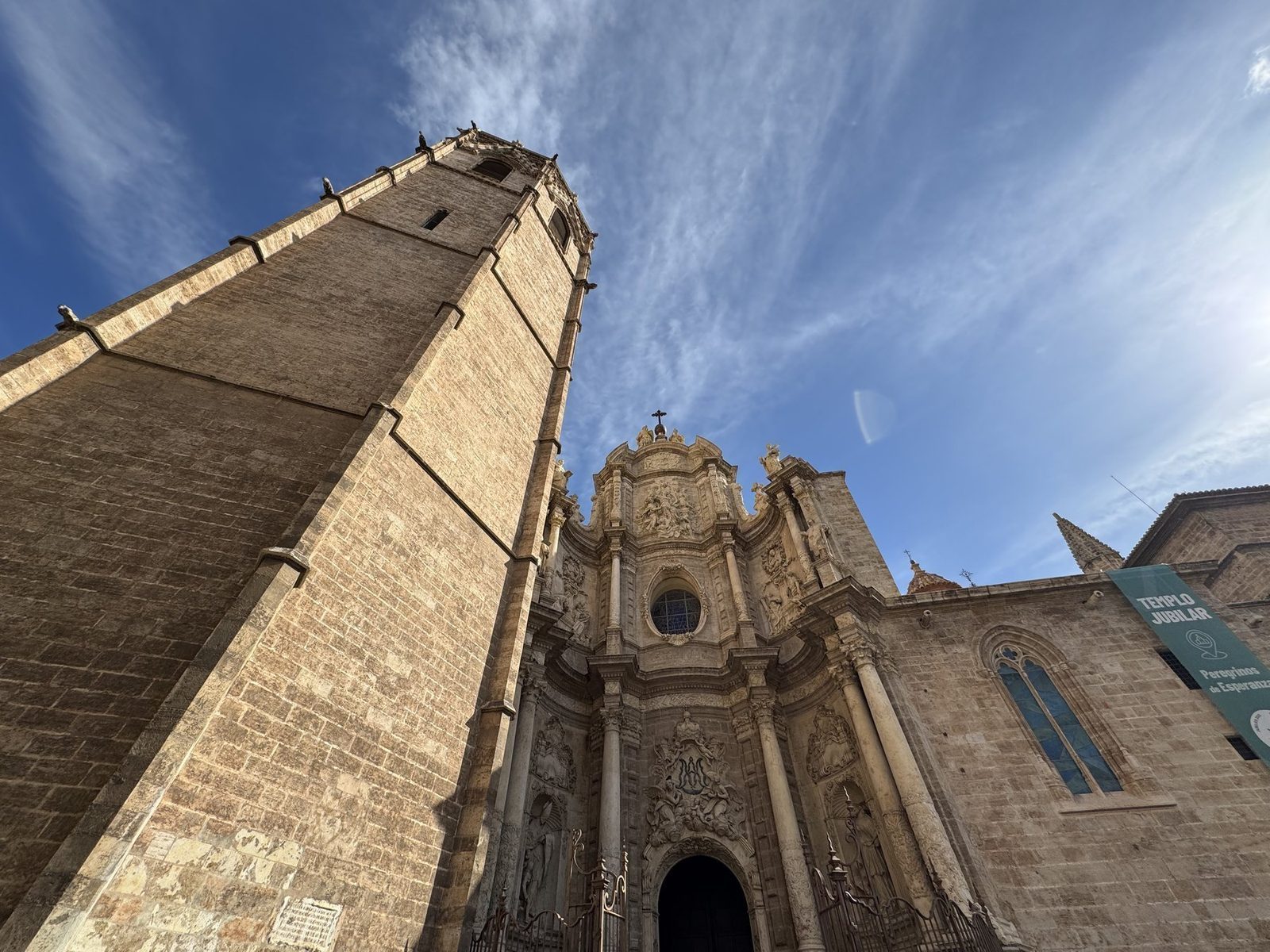 Eine beeindruckende Kathedrale aus Stein unter einem blauen Himmel mit spärlichen Wolken