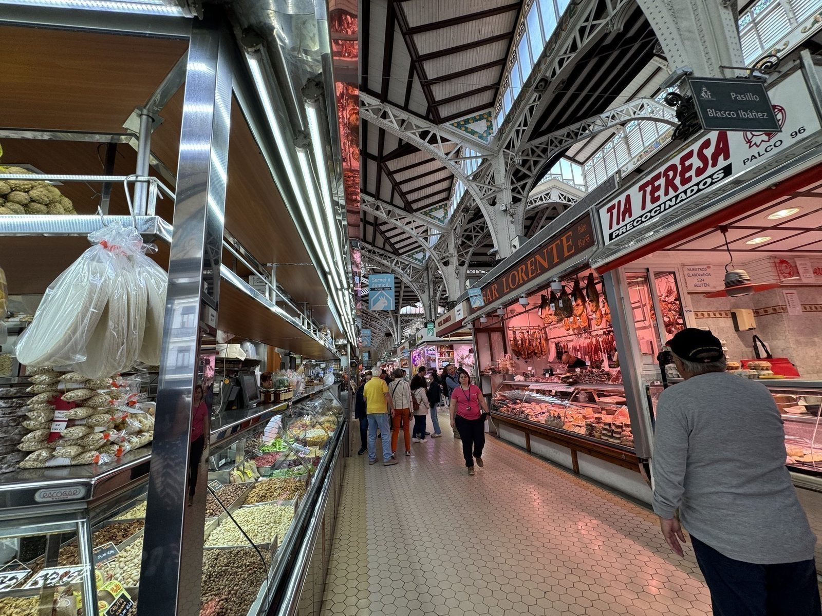 Markthalle mit frischem Obst und Gemüse