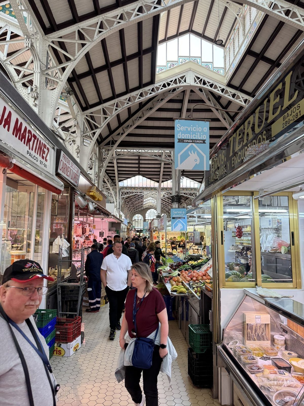 Marktbesuch in einer überdachten Halle