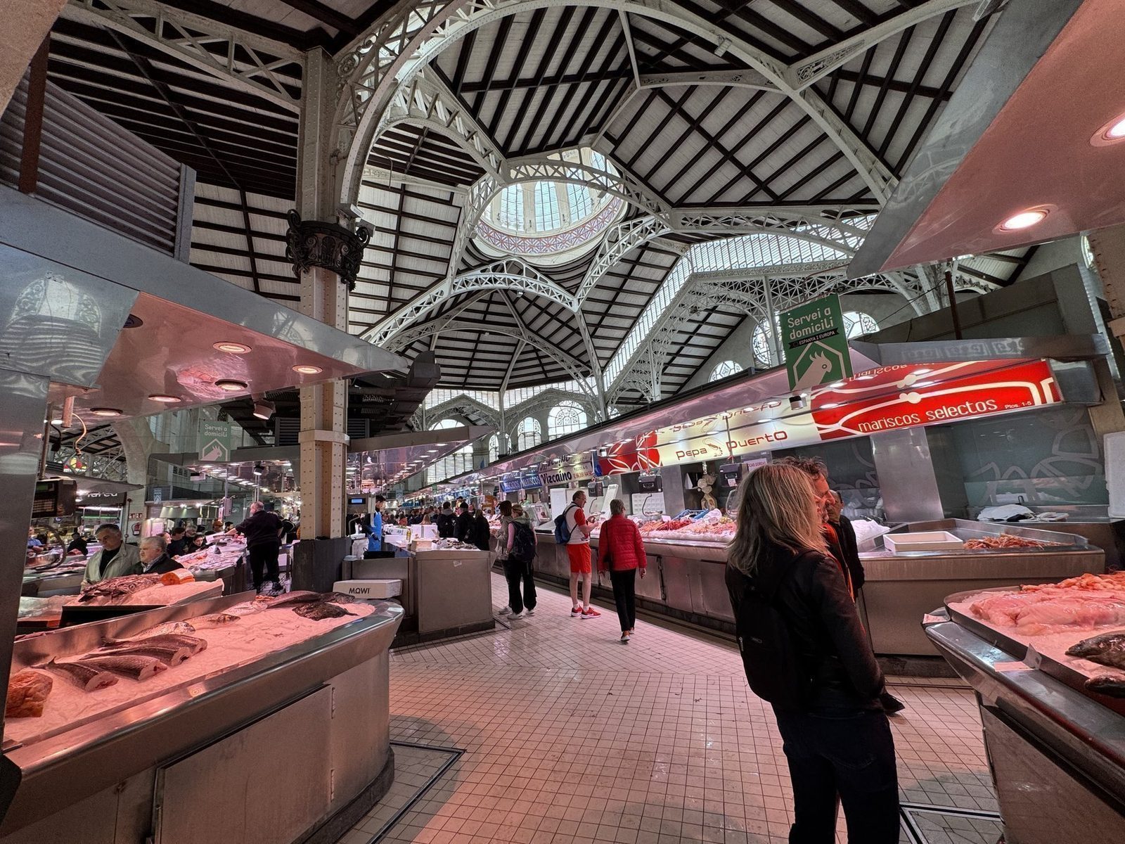 Frischer Fischmarkt unter historischem Dach