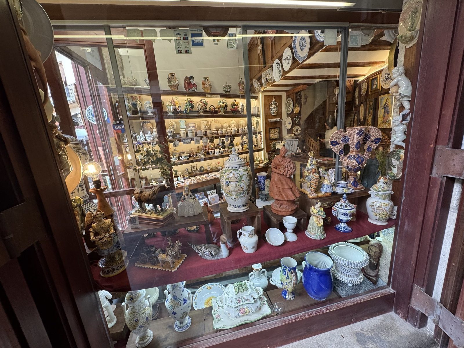 Antike Porzellanfiguren in einem Schaufenster