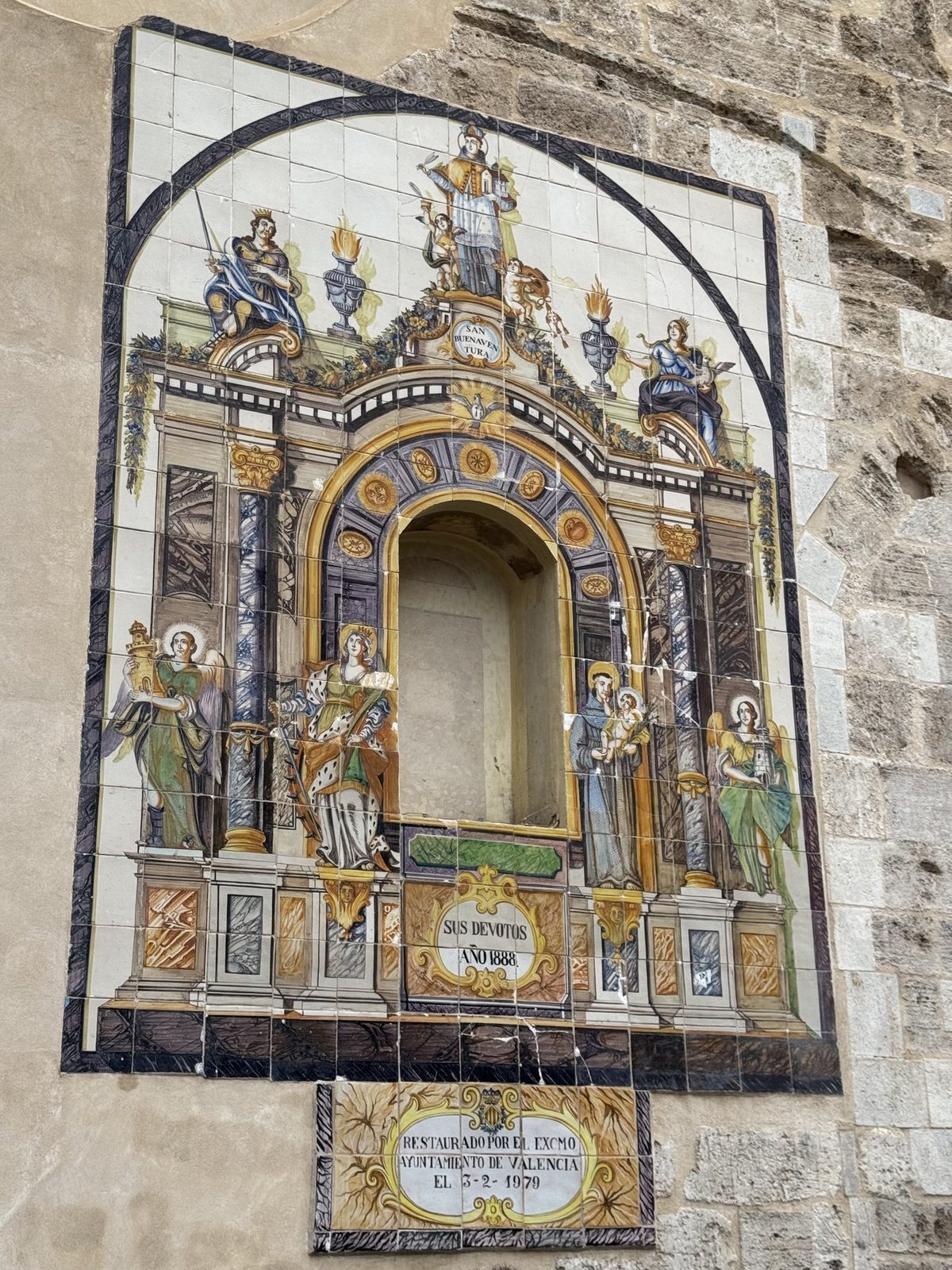 Keramikmosaik mit Heiligenfiguren
