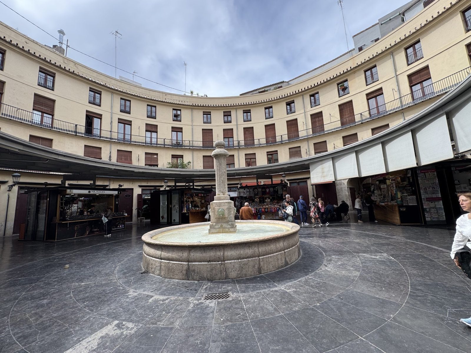 Runder Platz mit Brunnen
