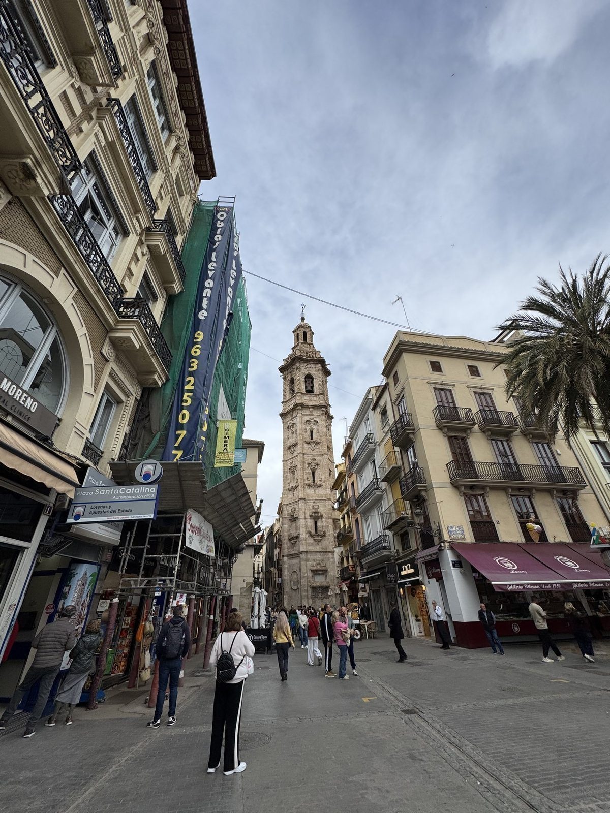Straße mit Kirchturm in Valencia