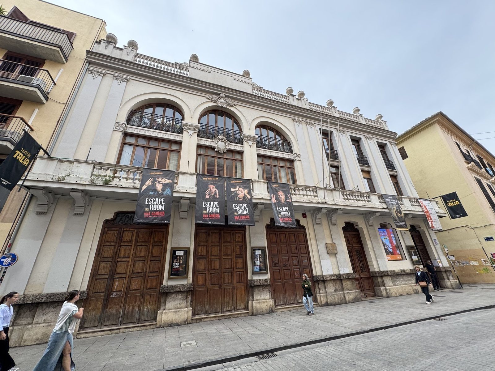 Theater mit 'Escape Room' Plakaten