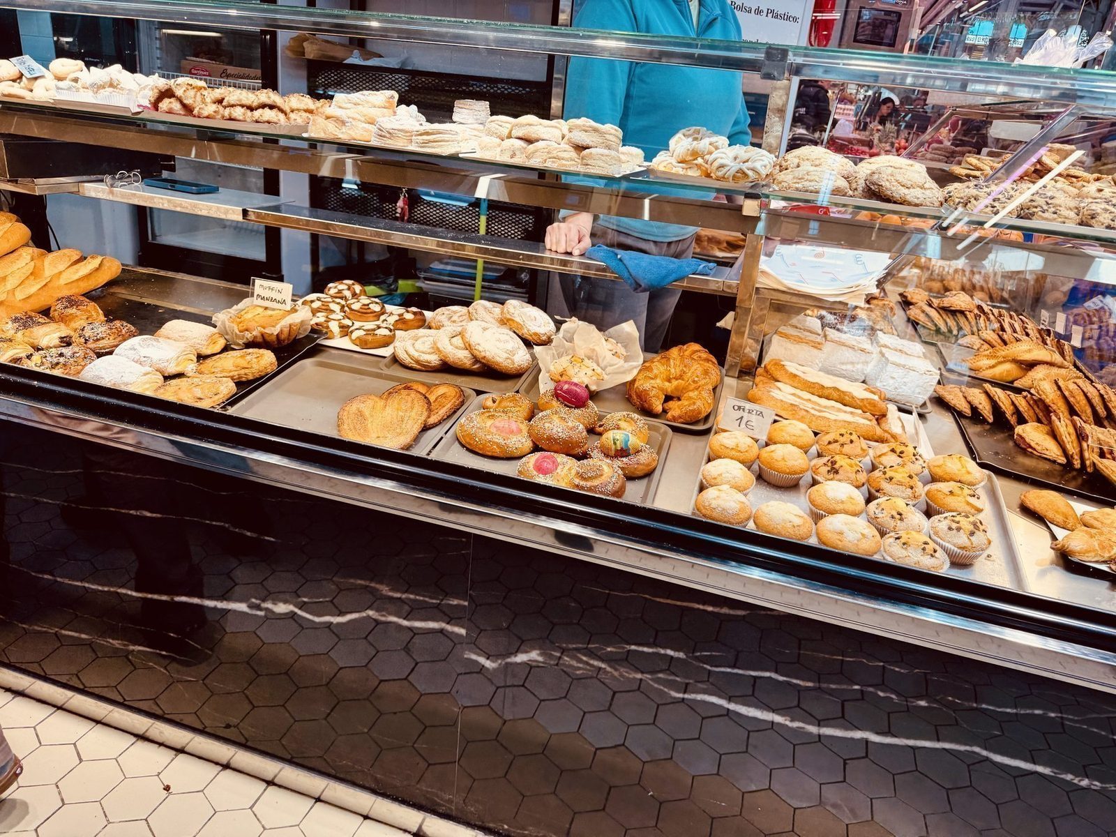 Bäckerei mit frischen Gebäckstücken