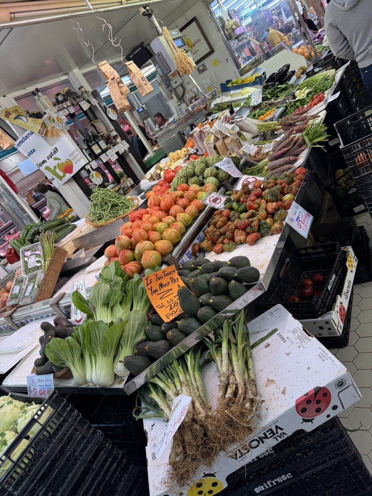 Bunte Gemüsestand im Markt
