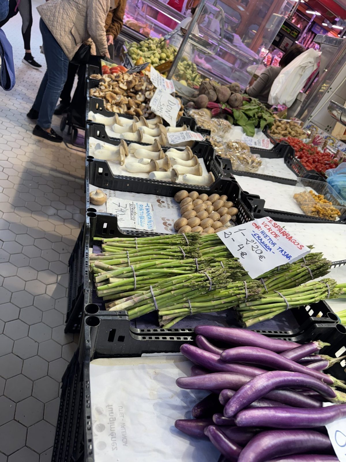Bunter Marktstand mit Gemüse