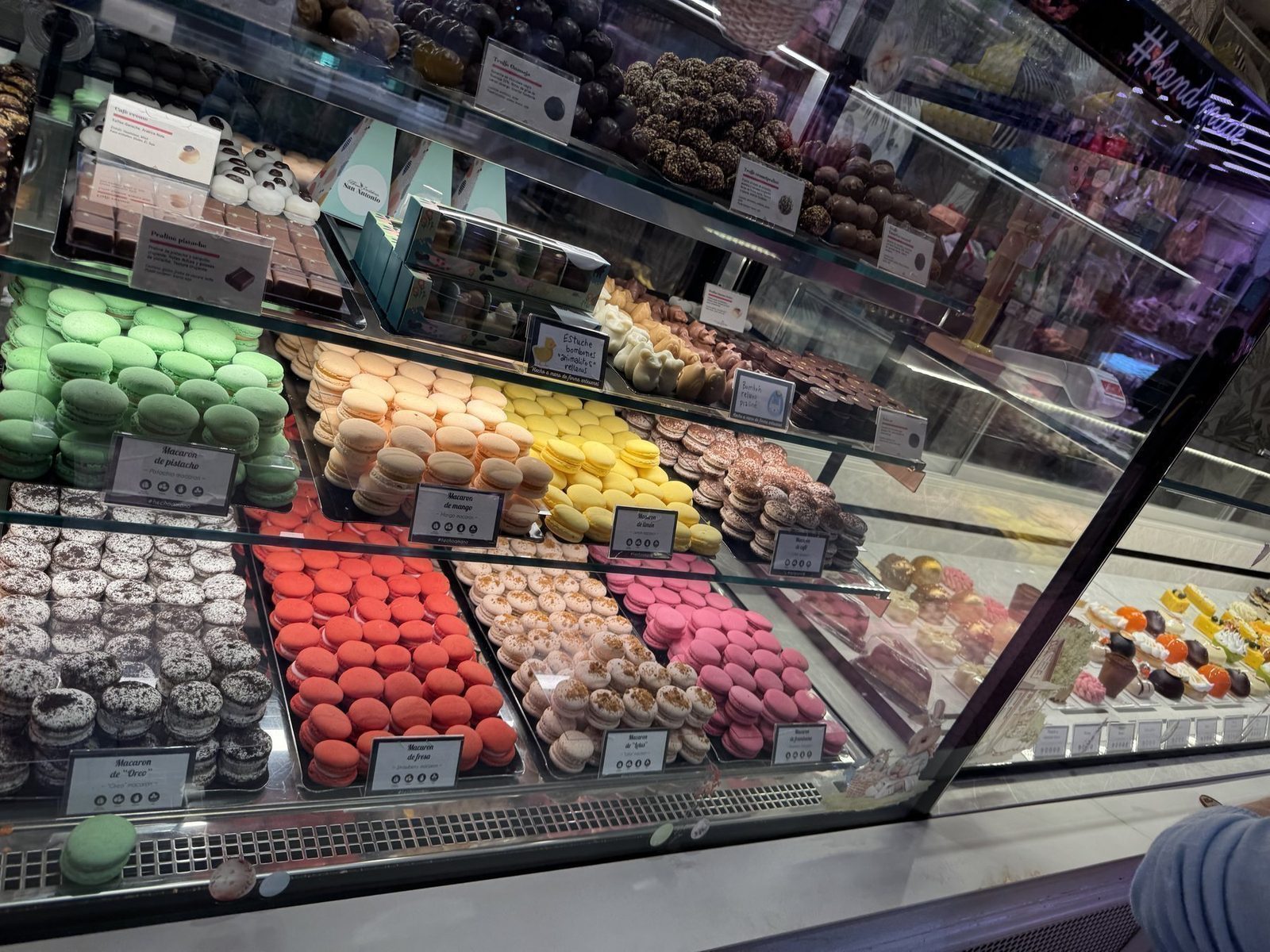 Farbenfrohe Macarons in einer Patisserie