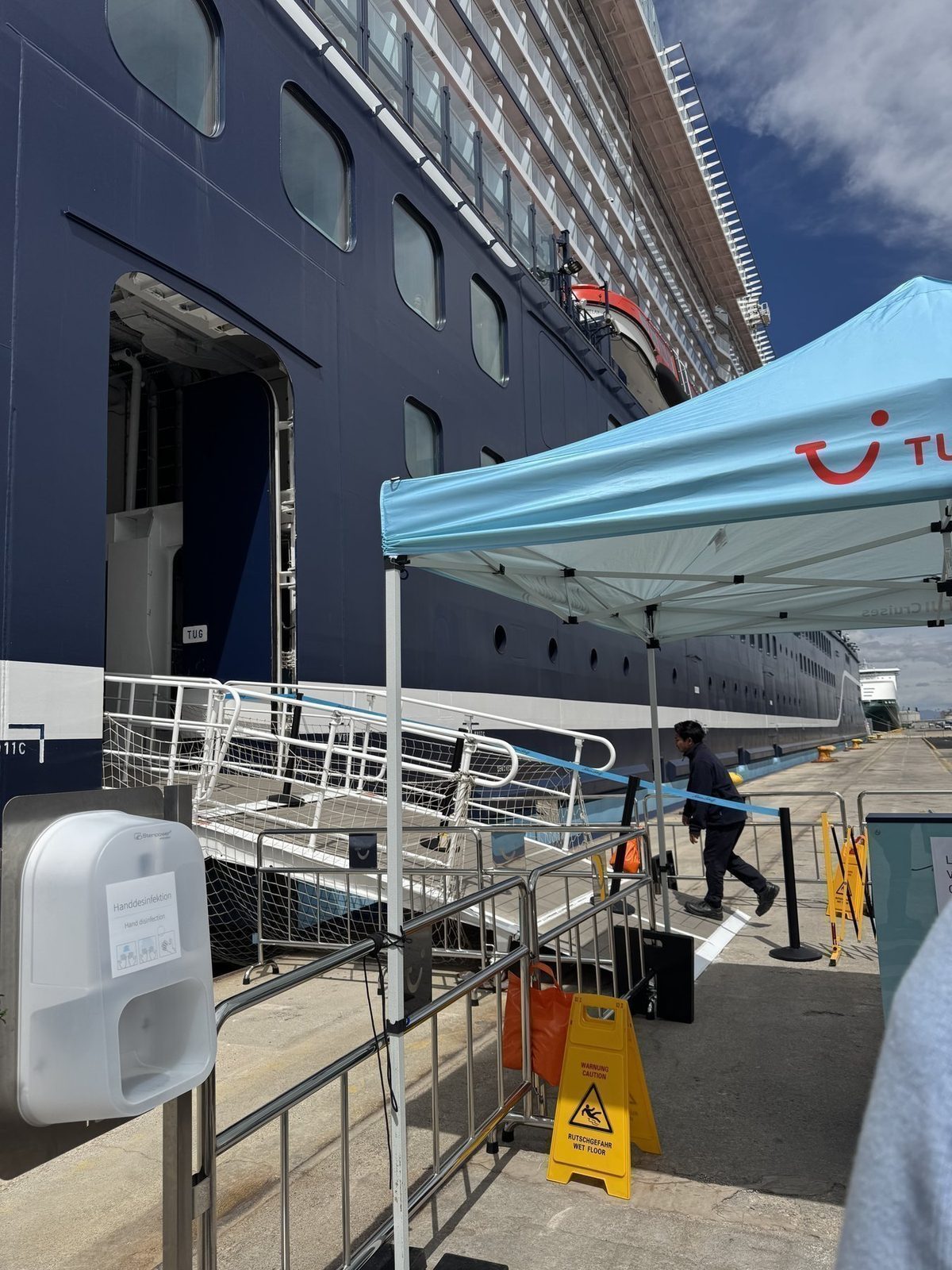 Kontrollpunkt vor Kreuzfahrtschiff