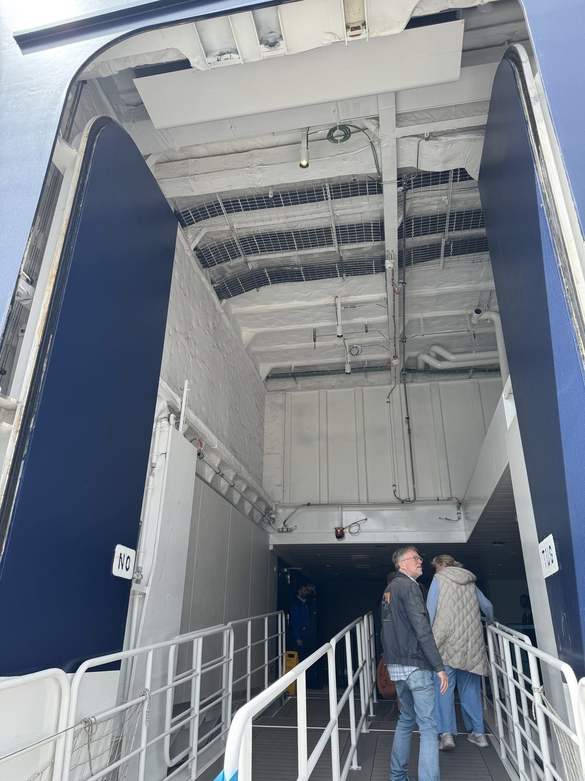 Passagiere besteigen Schiff