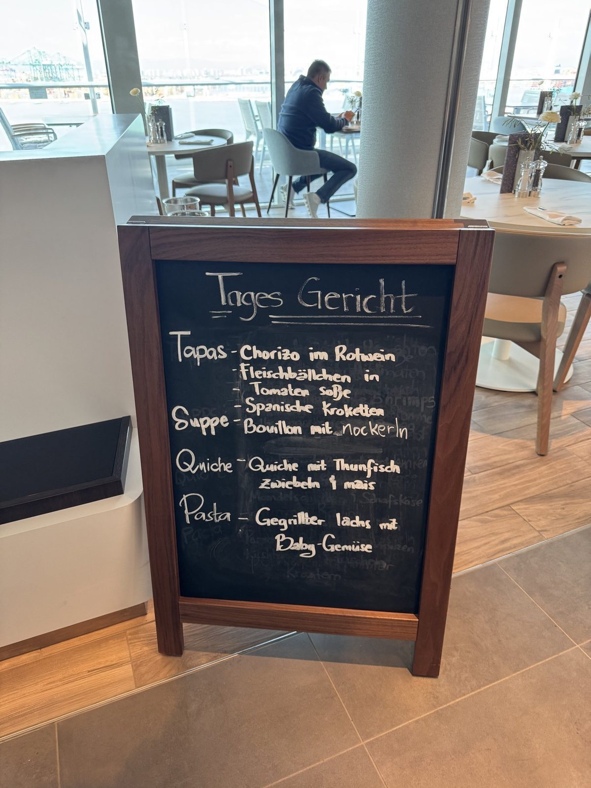 Tagesgericht im Restaurant mit Hafenblick
