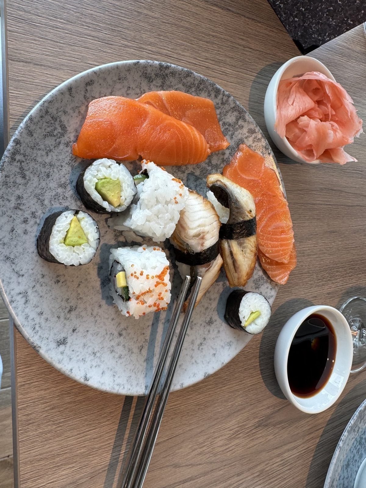Sushi auf dem Teller