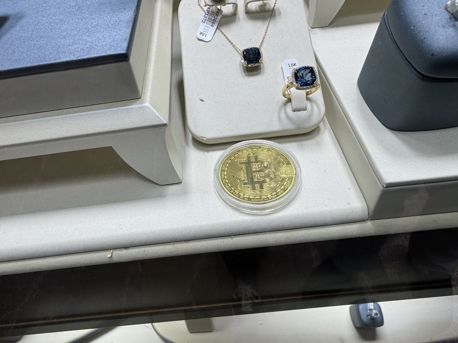 Goldene Bitcoin Münze auf Schmuckauslage