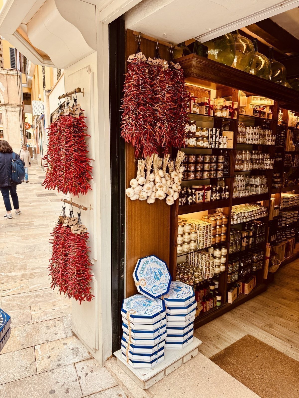 Spicery Shop mit getrockneten Chilis