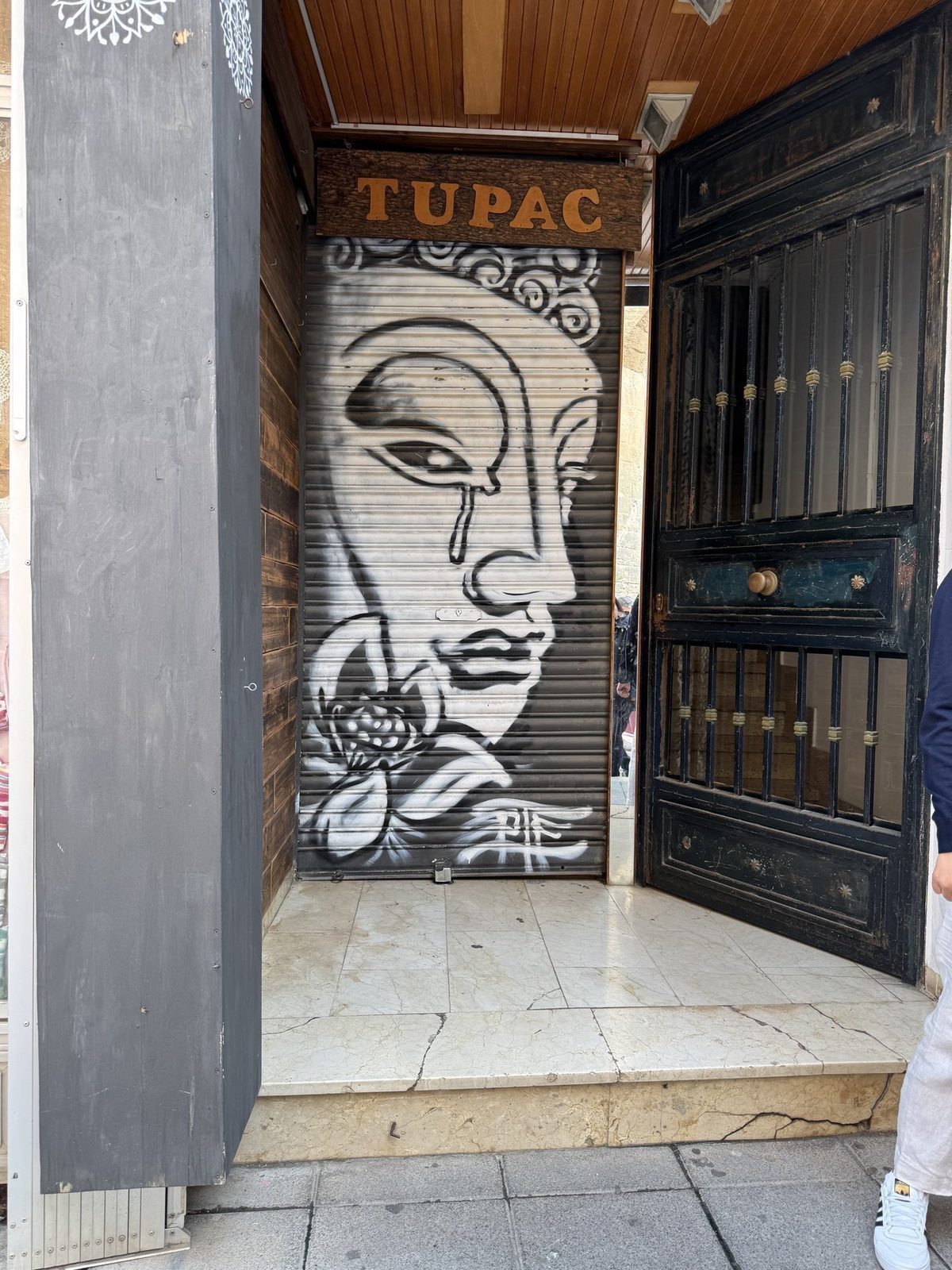 Graffiti Tür mit Tupac Motiv