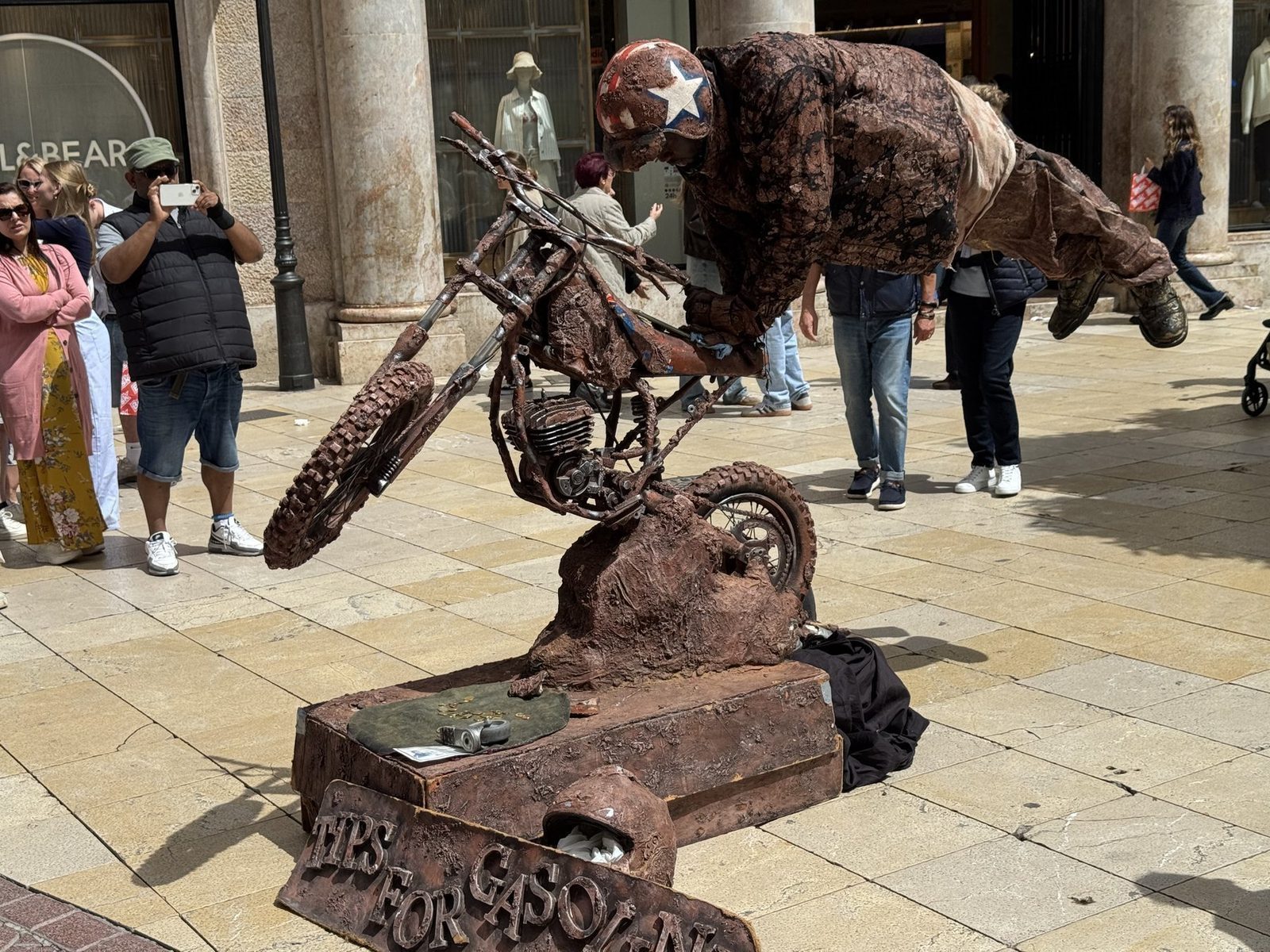 Rostige Motorradstatue auf Straße