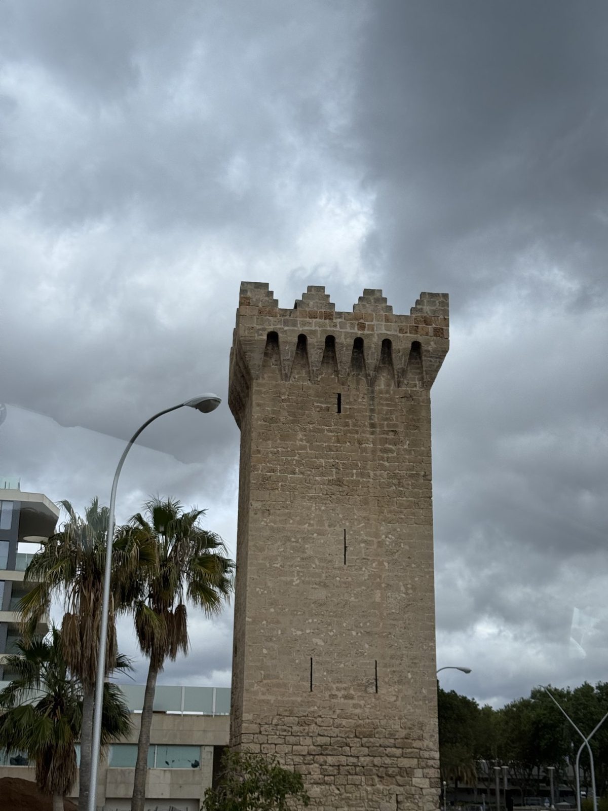 Historischer Turm unter bewölktem Himmel