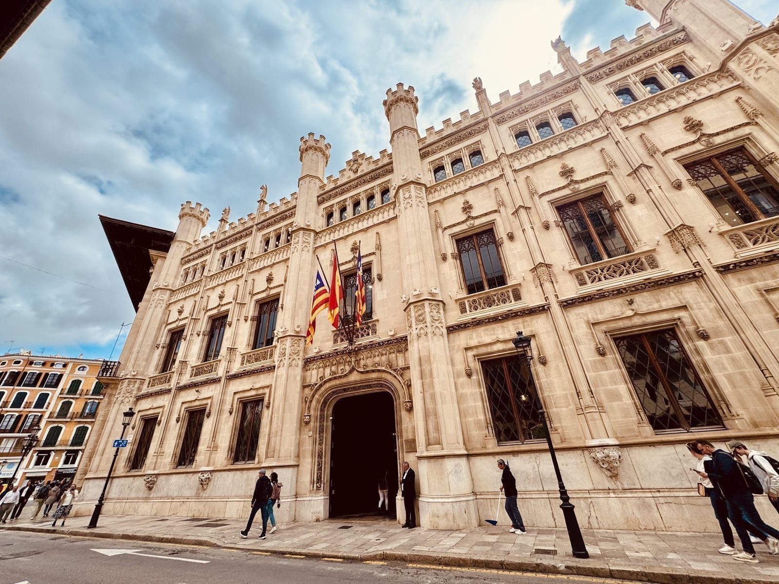Gotisches Gebäude mit Flaggen