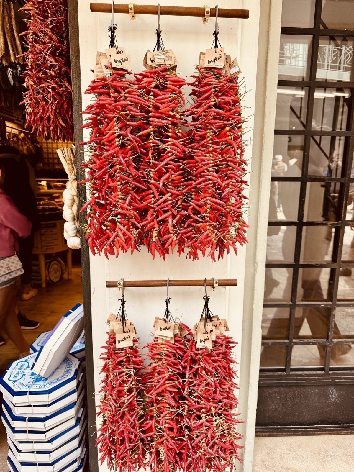 Hängende getrocknete Chilis in einem Marktstand