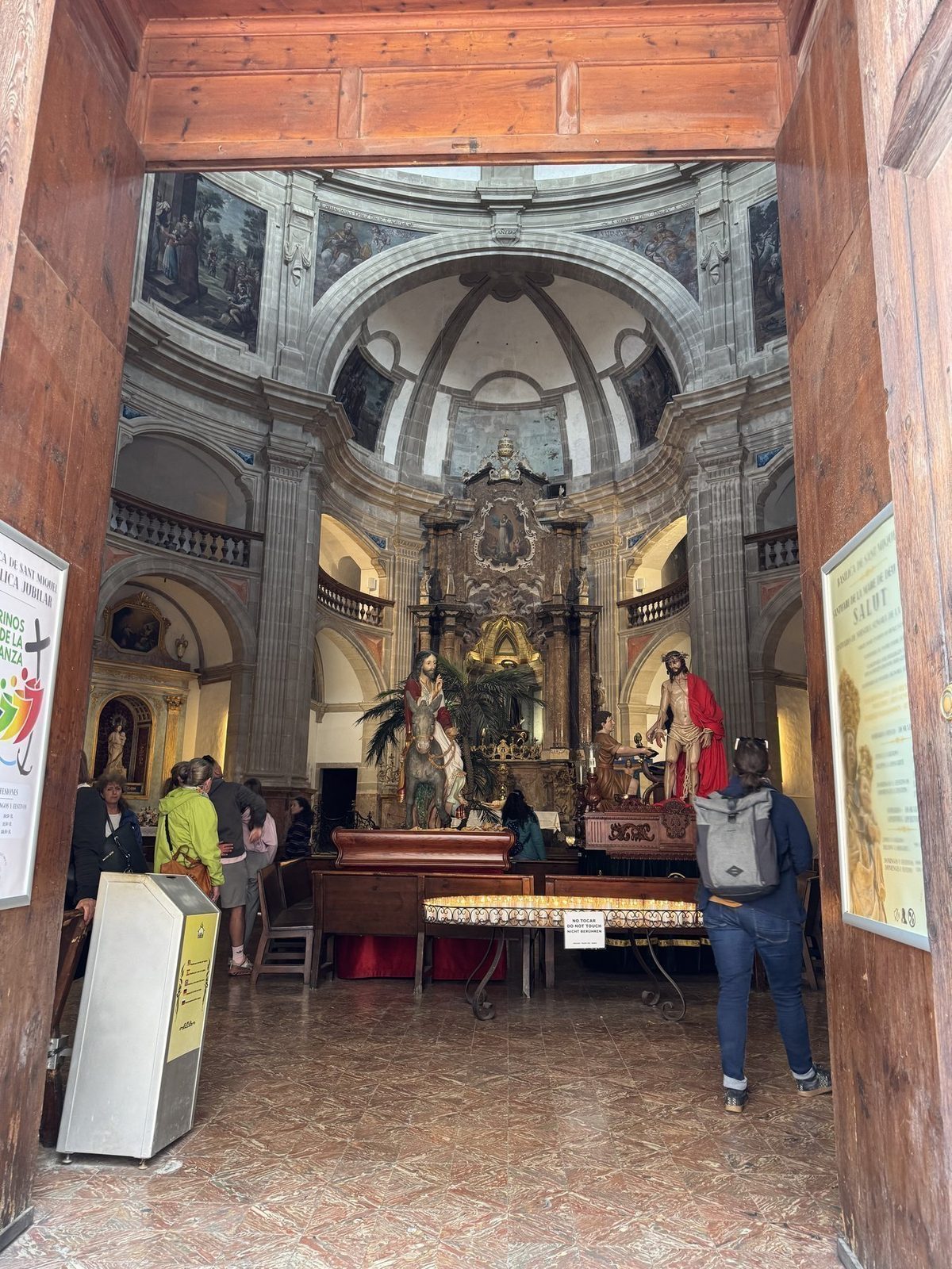 Kircheninneres mit Altarfiguren