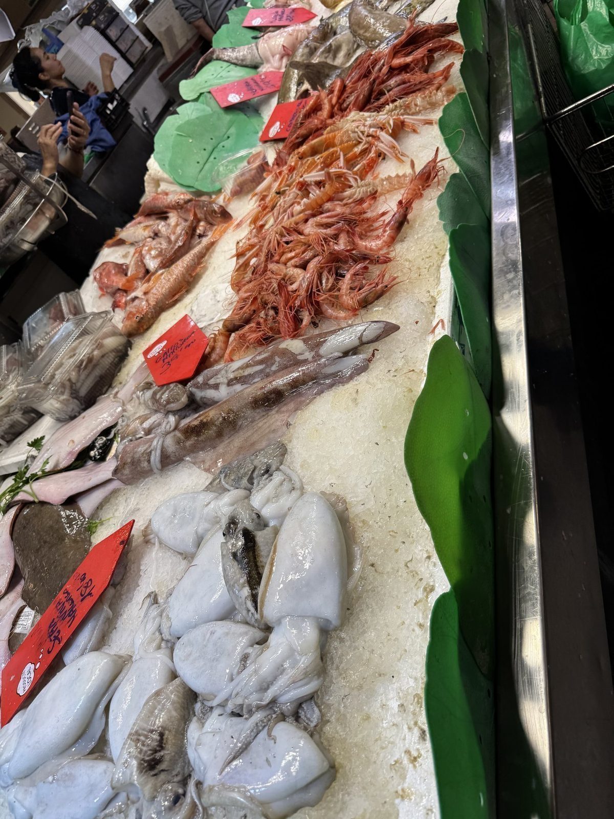 Frisches Meeresfrüchte Arrangement auf Eis