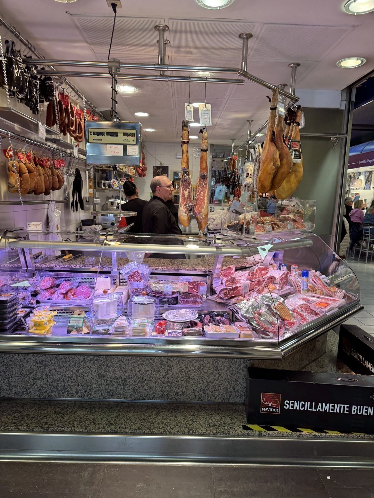 Fleischstand mit geräucherten Würsten