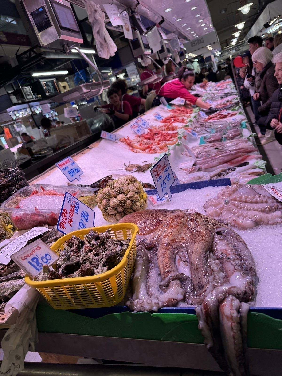 Frischer Meeresfrüchtestand in einem Markt