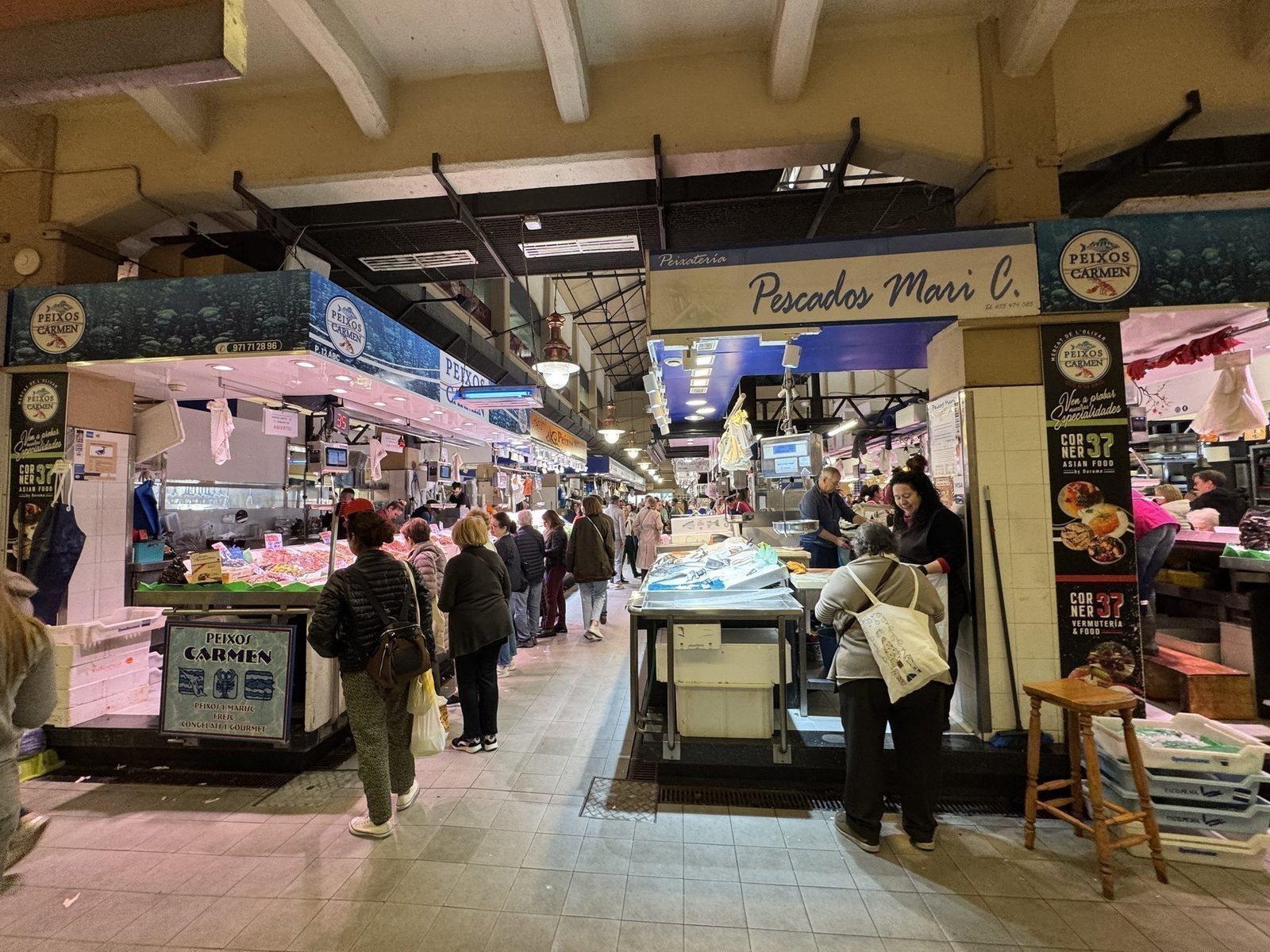 Fischmarkt mit Kunden und Verkäufern