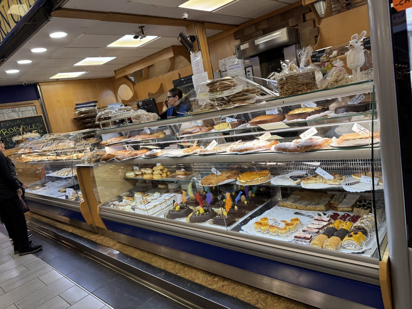 Bäckerei mit vielfältiger Backwarenpräsentation