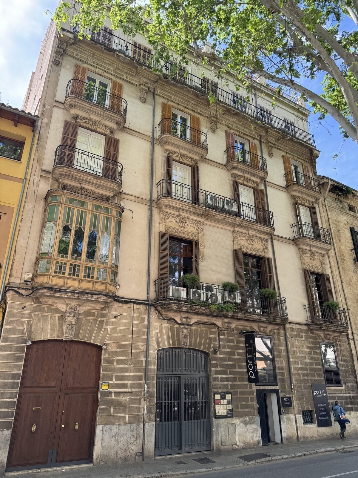 Klassisches Gebäude mit Balkonen in der Altstadt