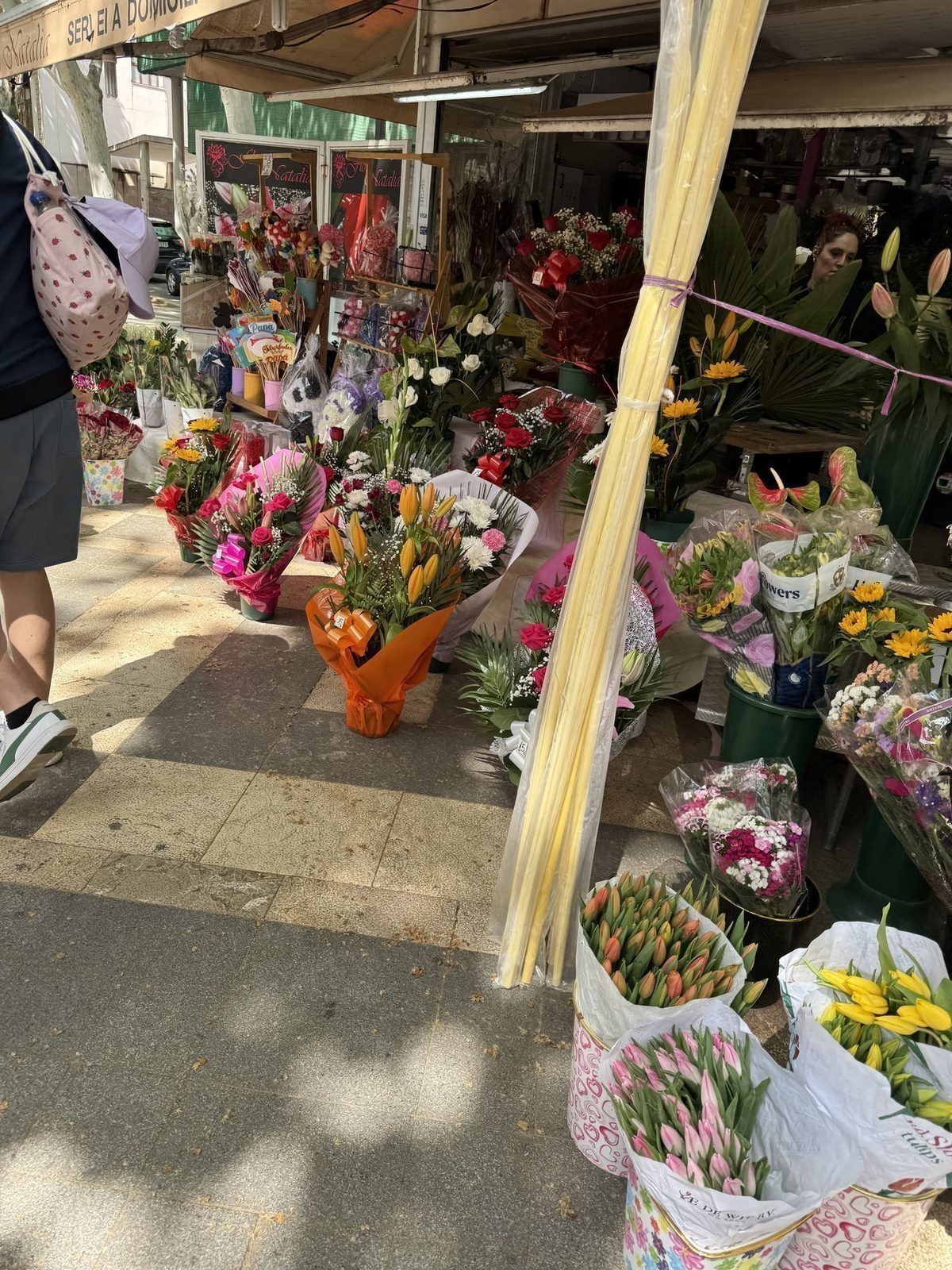 Blumenmarkt mit bunten Blumensträußen