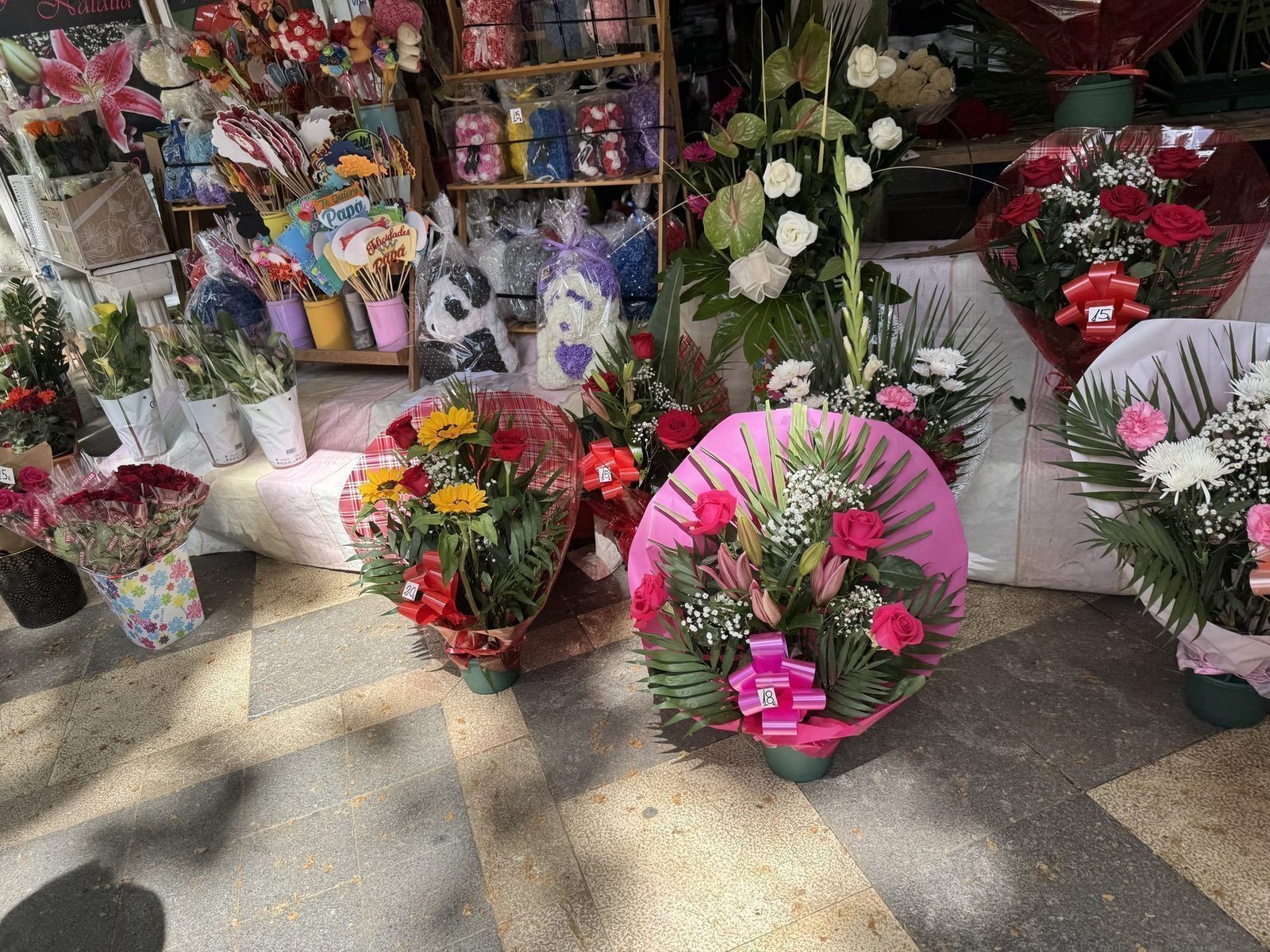 Blumenstand mit bunten Blumensträußen