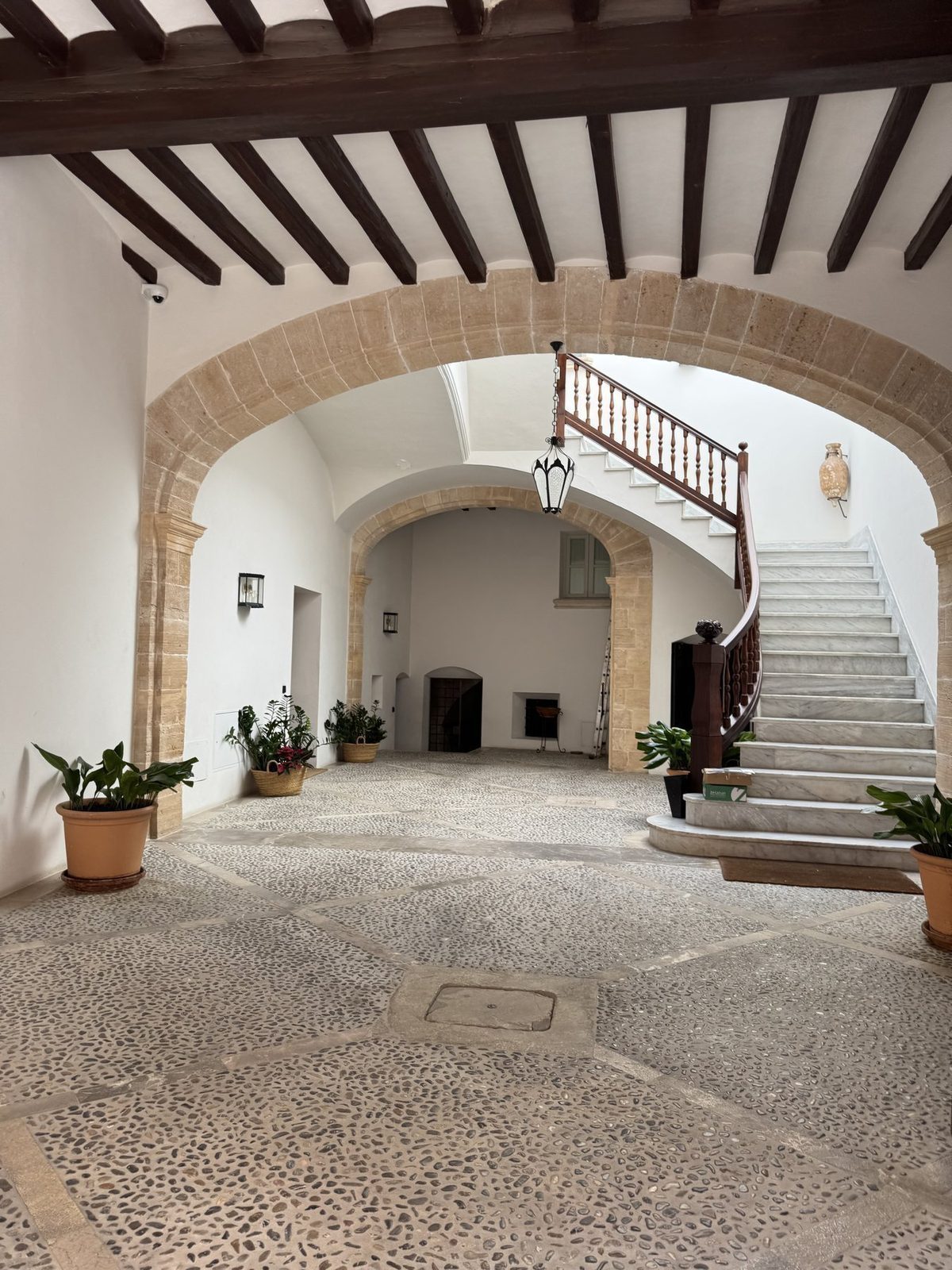 Eleganter Innenhof mit Treppenhaus