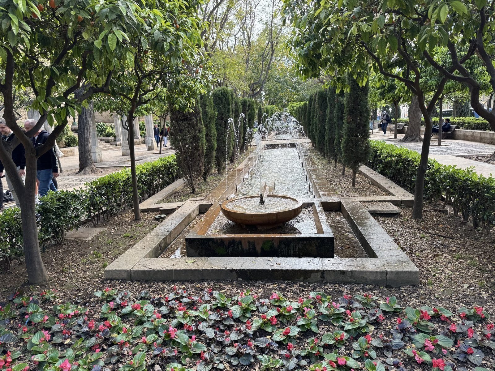 Friedliche Brunnenlandschaft im Park