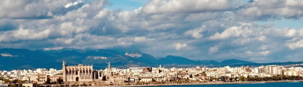 Kathedrale am Meer mit Wolkenhimmel