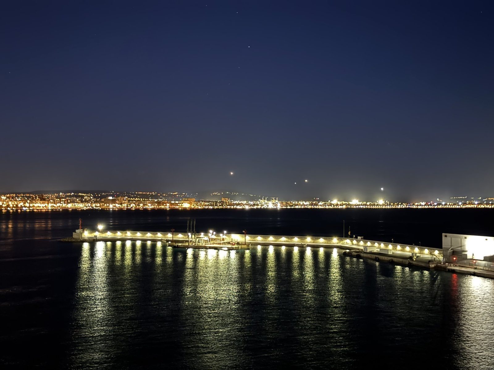 Nacht am Hafen mit beleuchteter Promenade