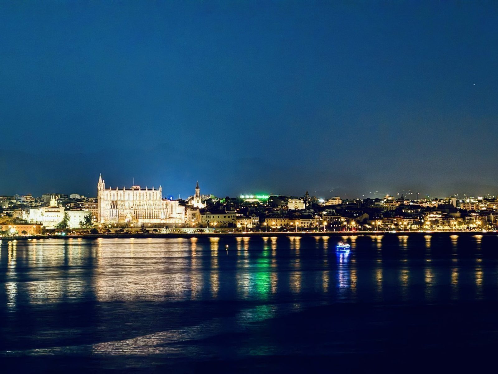 Blick auf Küstenstadt und Bucht