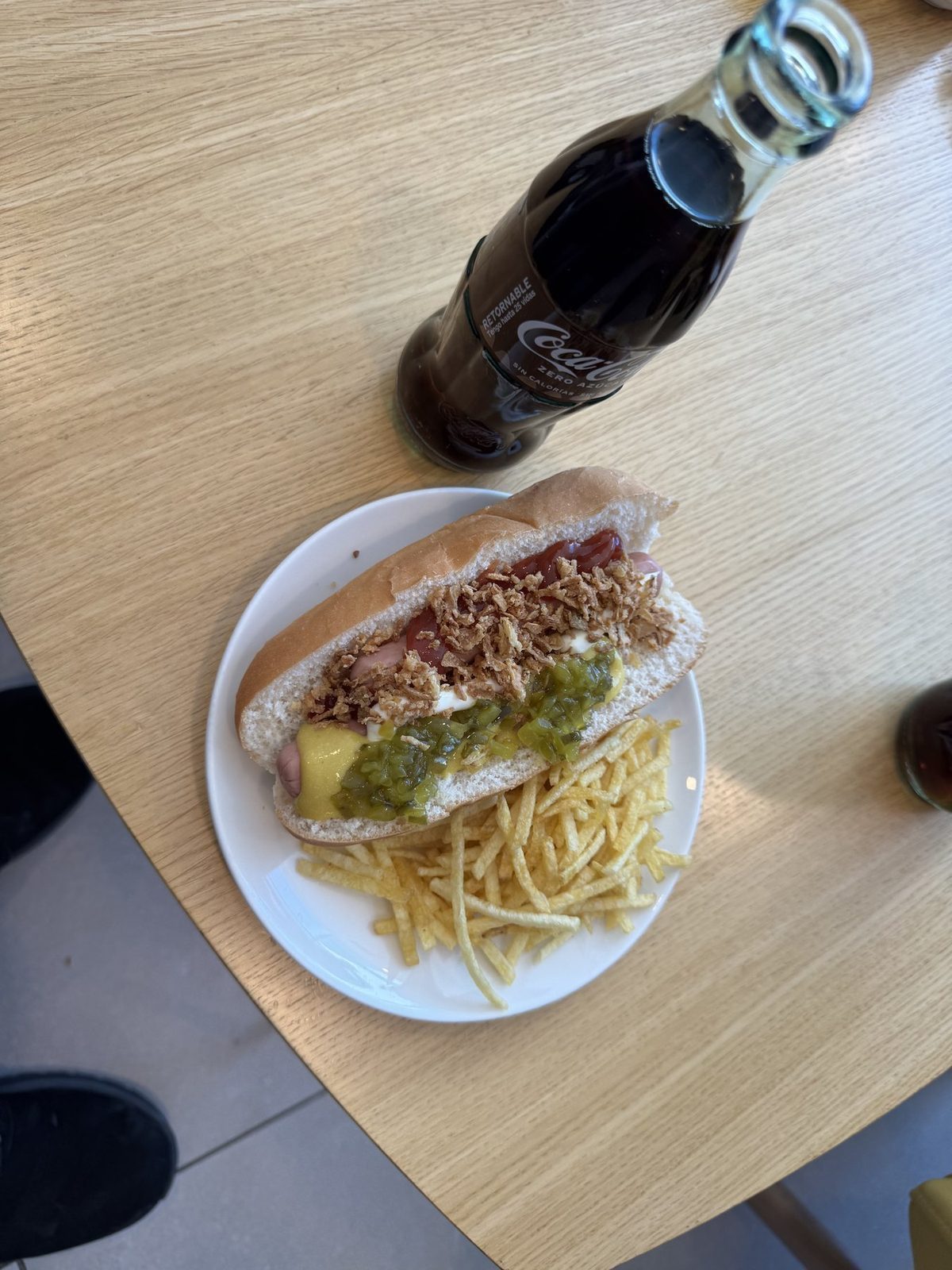 Hot Dog mit Pommes und Cola