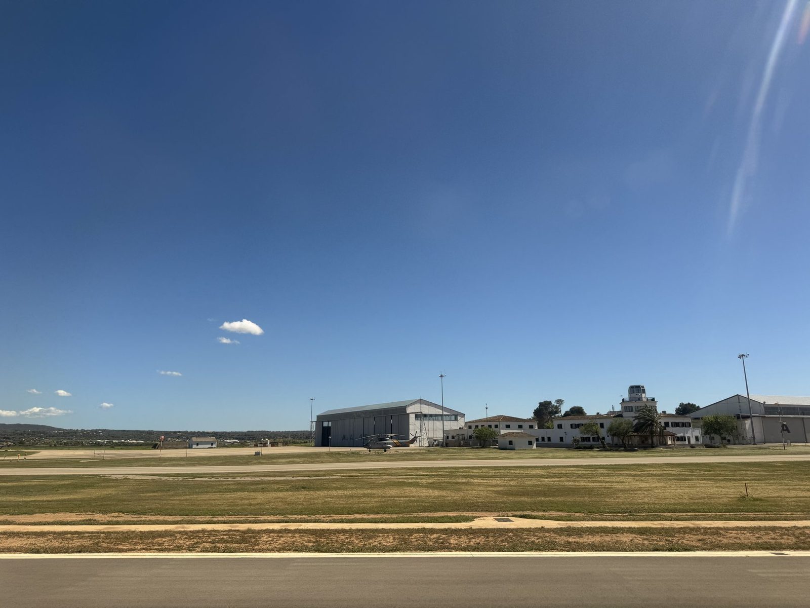 Luftfahrtbasis mit Hangar