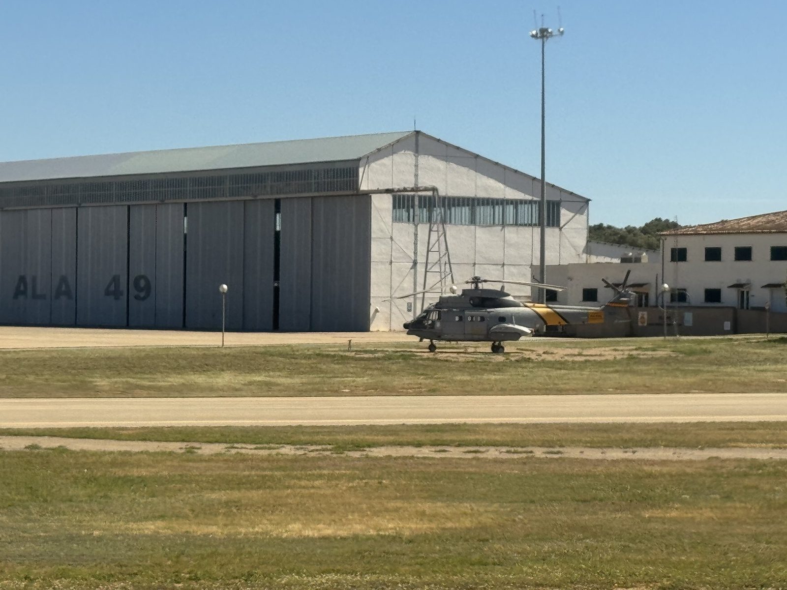 Hubschrauber vor Hangar