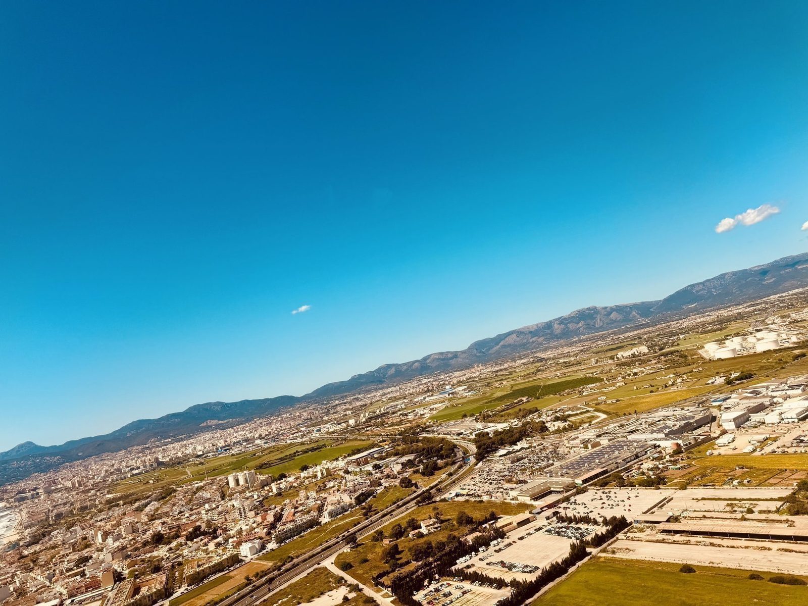 Luftaufnahme von Stadt und Landschaft