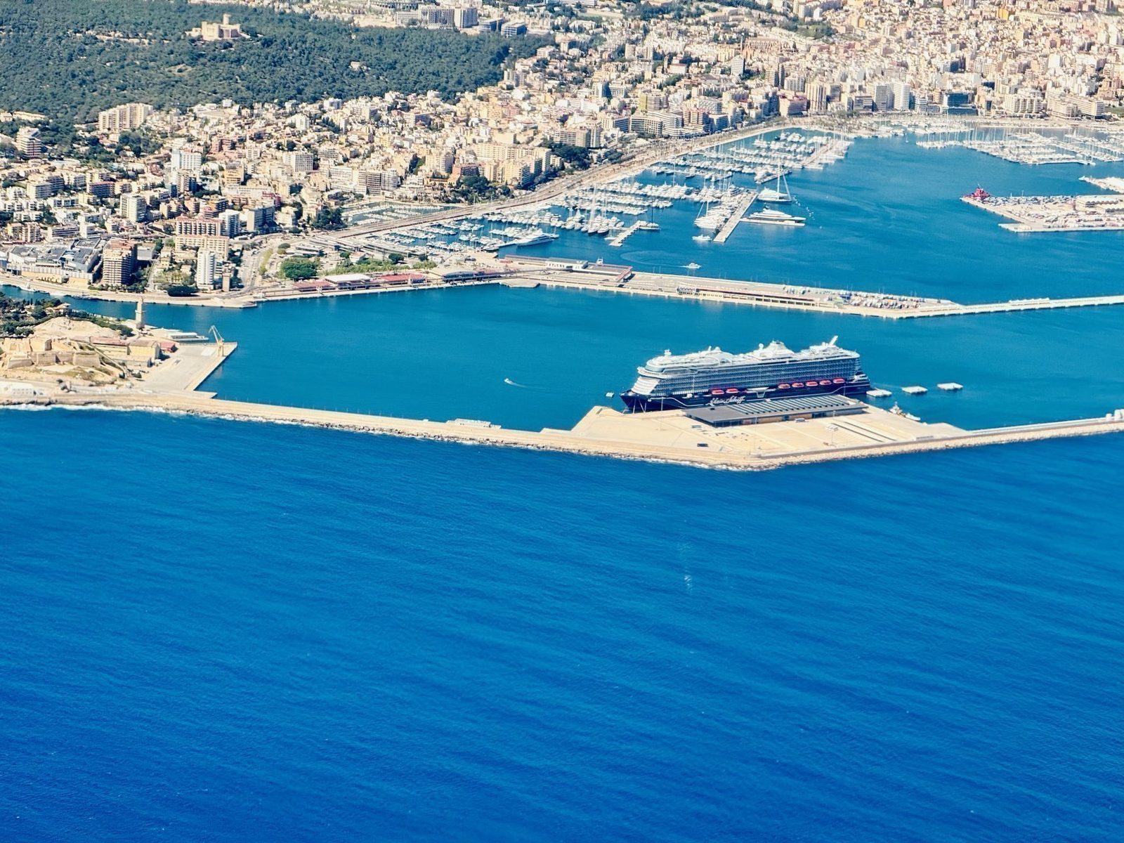 Luftaufnahme des Hafens mit Kreuzfahrtschiff