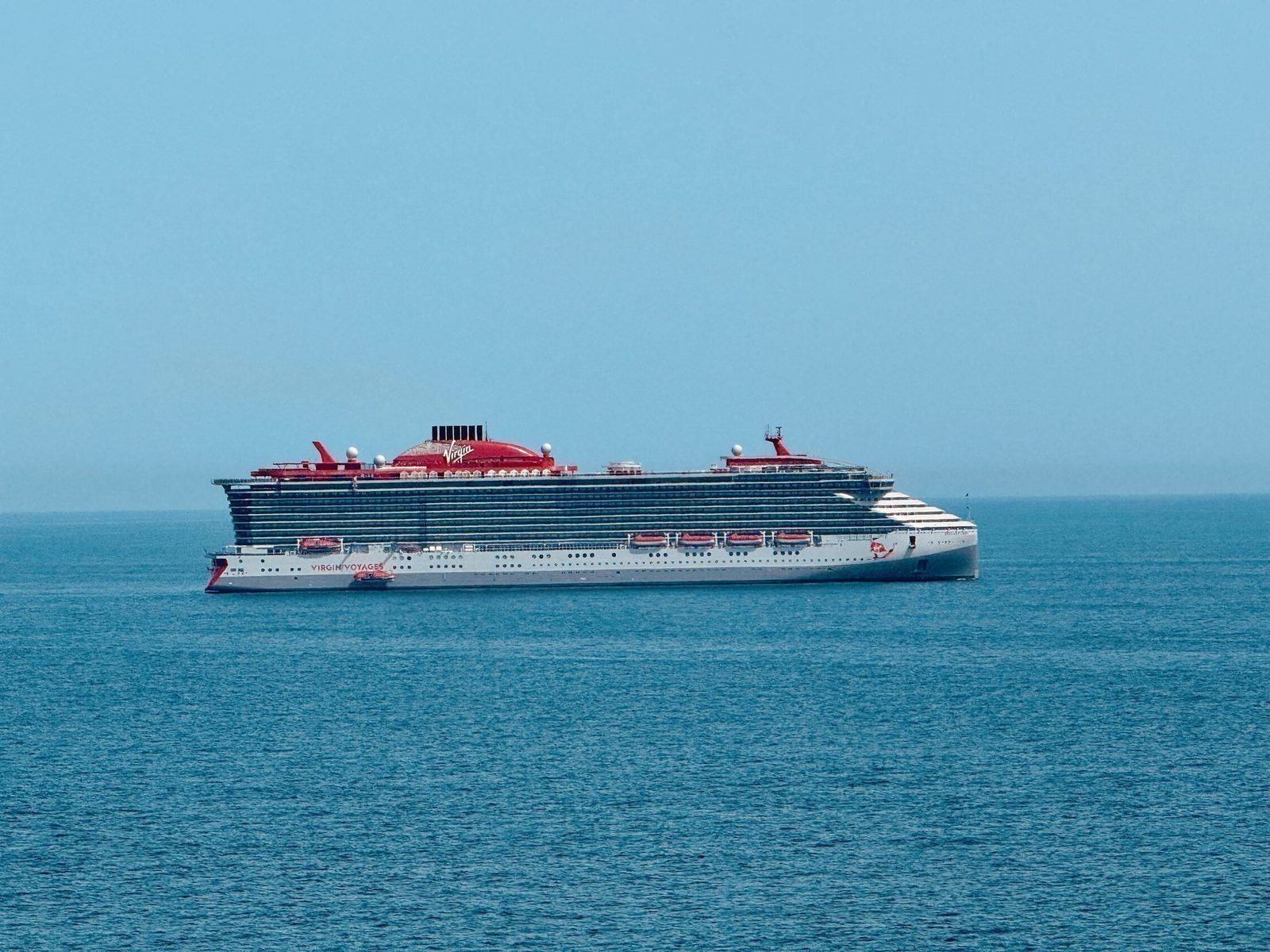 Riesiger Kreuzfahrtschiff auf dem Meer