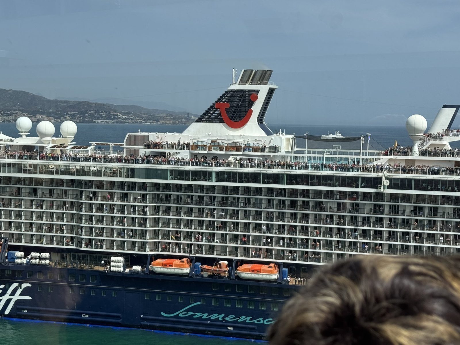 Kreuzfahrtschiff Sonnenschein mit Passagieren