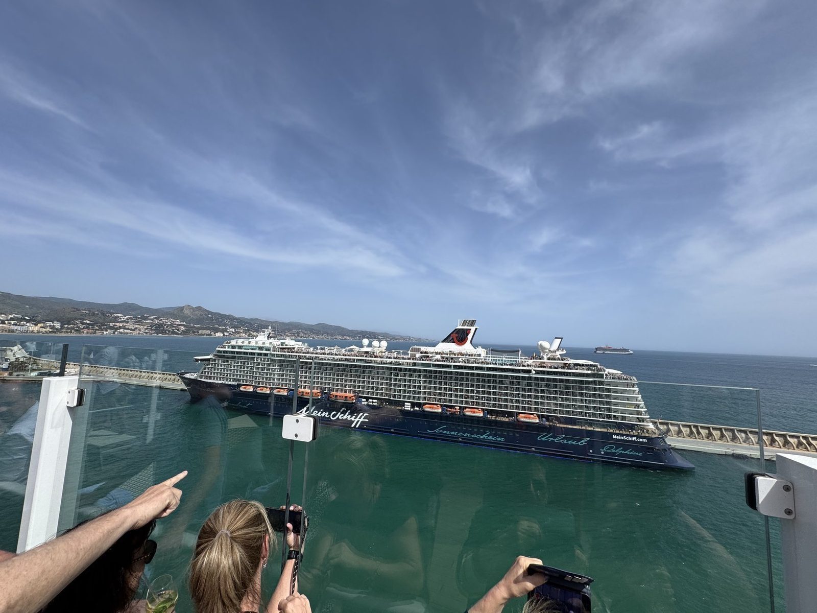 Hafenblick mit Kreuzfahrtschiffen