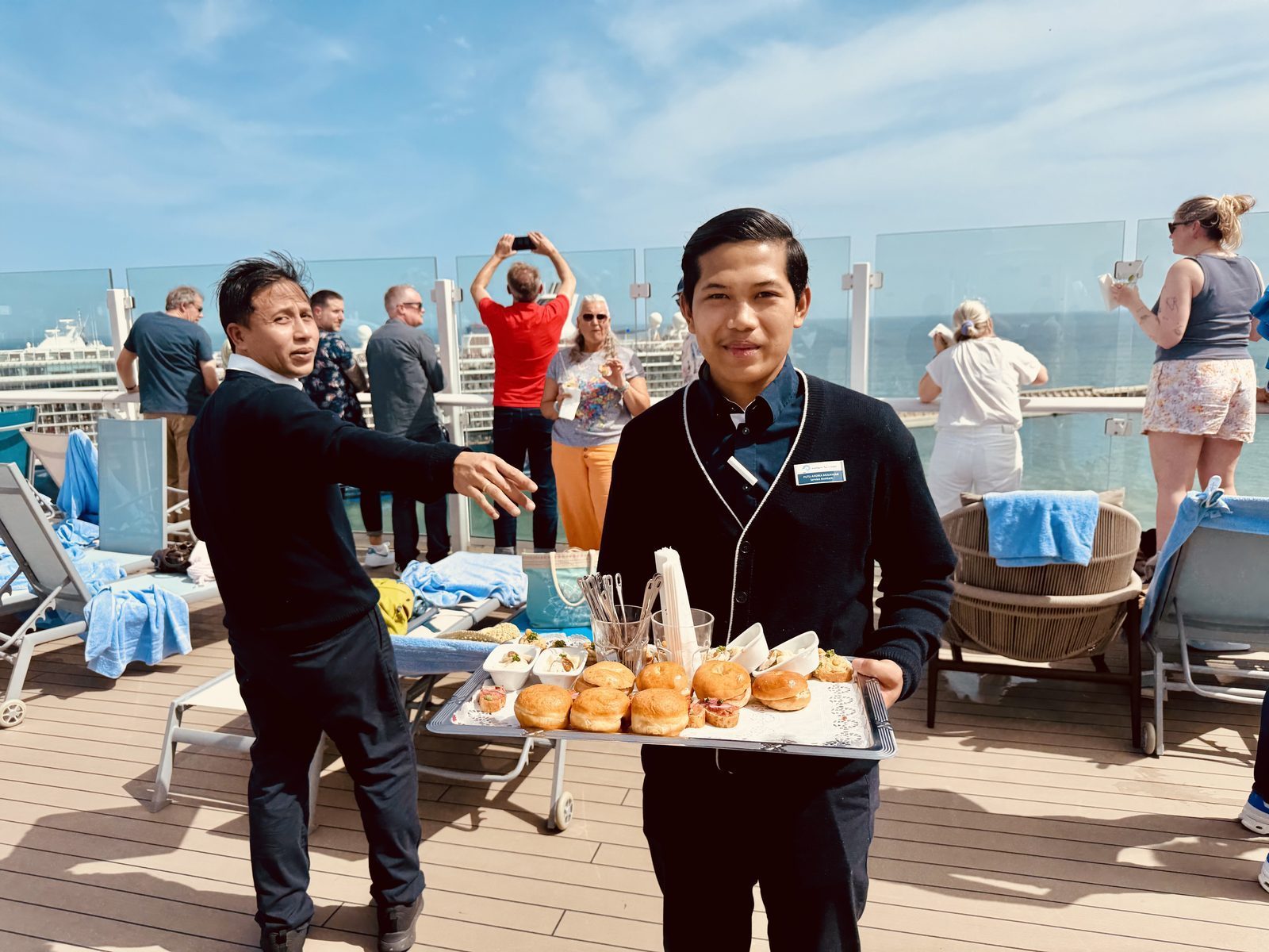 Kellner mit Frühstücksteller auf dem Schiff