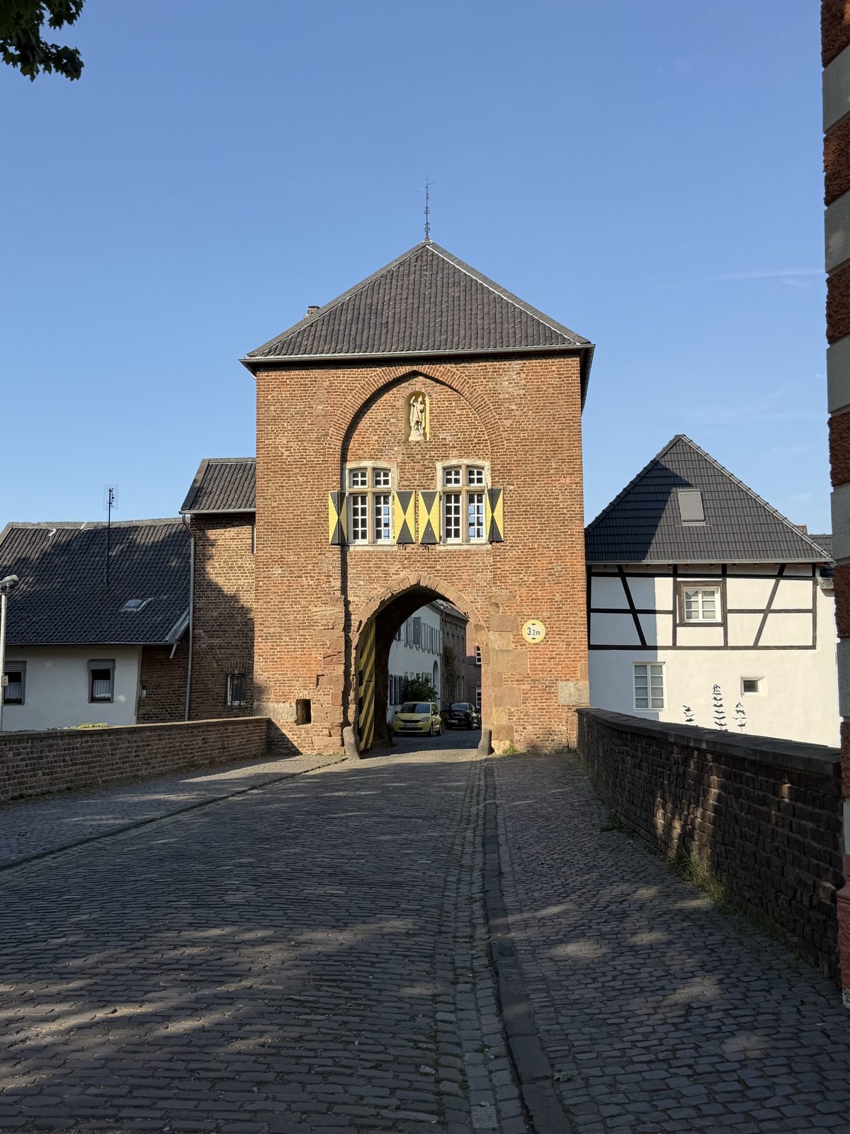 Da Bedburg Kaster ein sehr schönes Örtchen ist und eigentlich für Autos gesperrt, haben wir ausserhalb geparkt