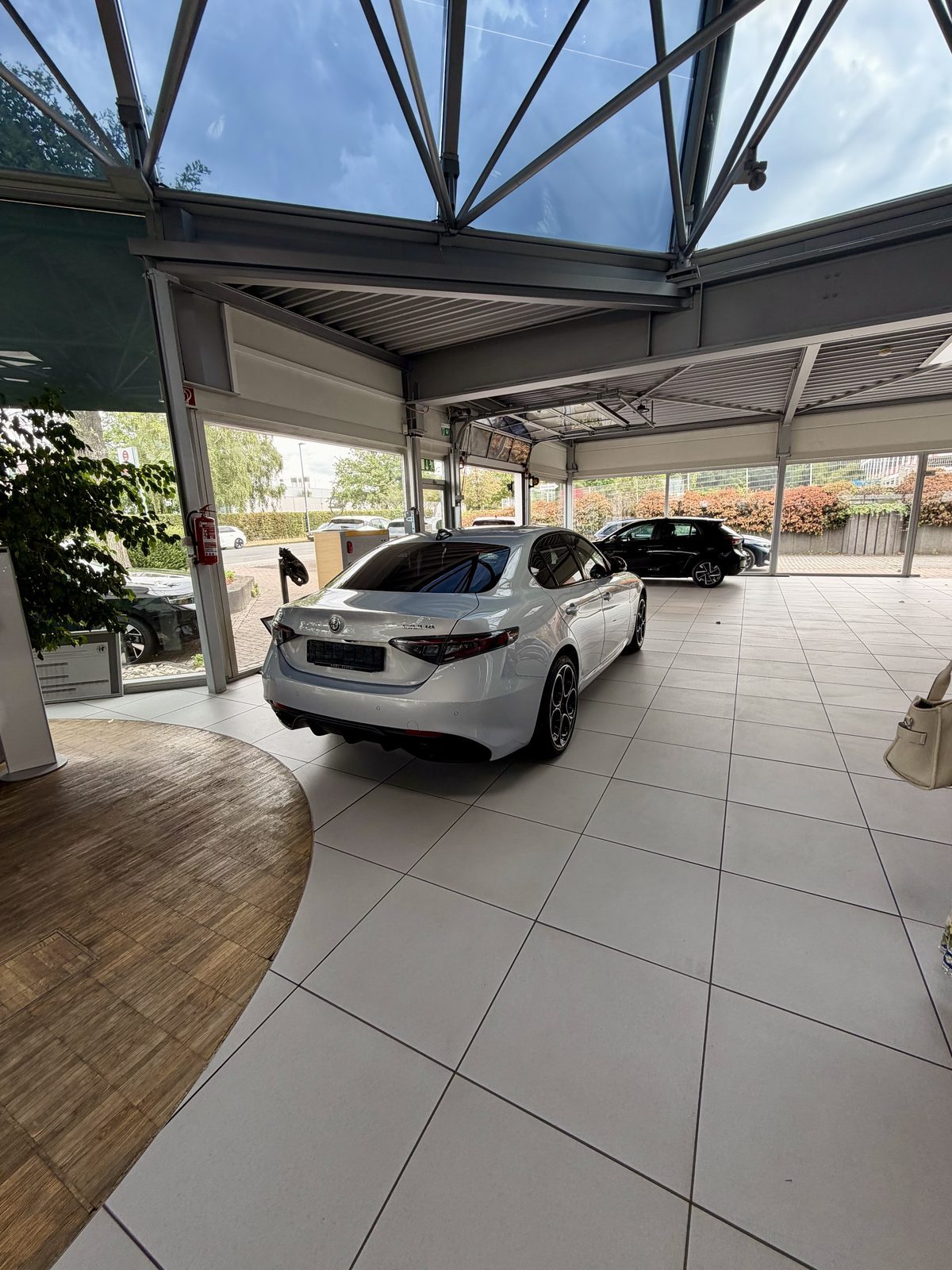 Heck der Alfa Romeo Giulia in modernem Autohaus Kohl